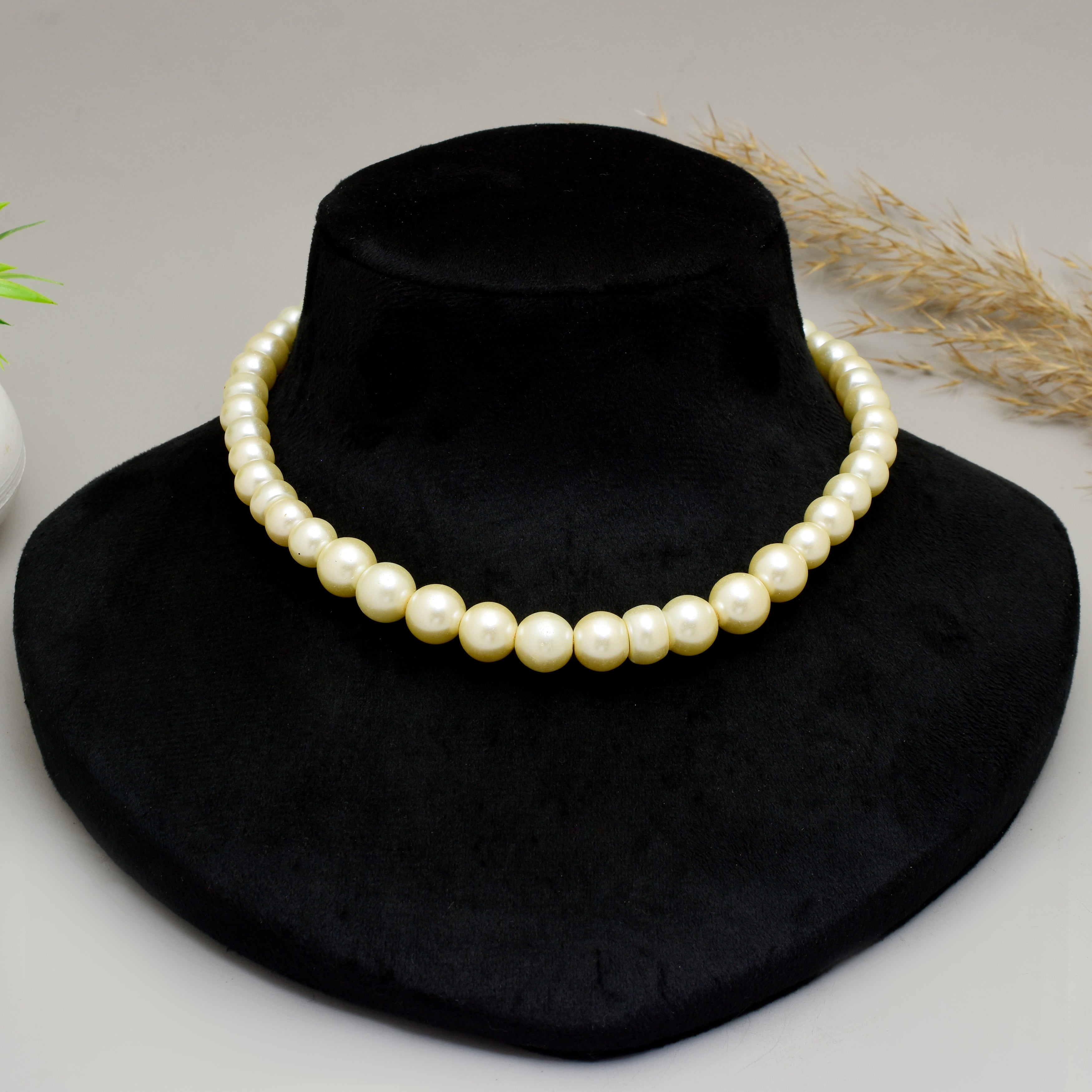 Exquisite Single-Strand Graduated Faux Pearl Statement Necklace – Timeless Elegance and Classic Sophistication for Weddings, Parties, and Formal Events